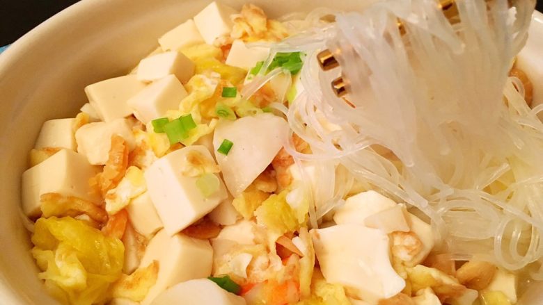海鲜豆腐煲,吃的时候，底部的粉丝已经被烫软，并且有很深的海鲜味。棒棒的。
