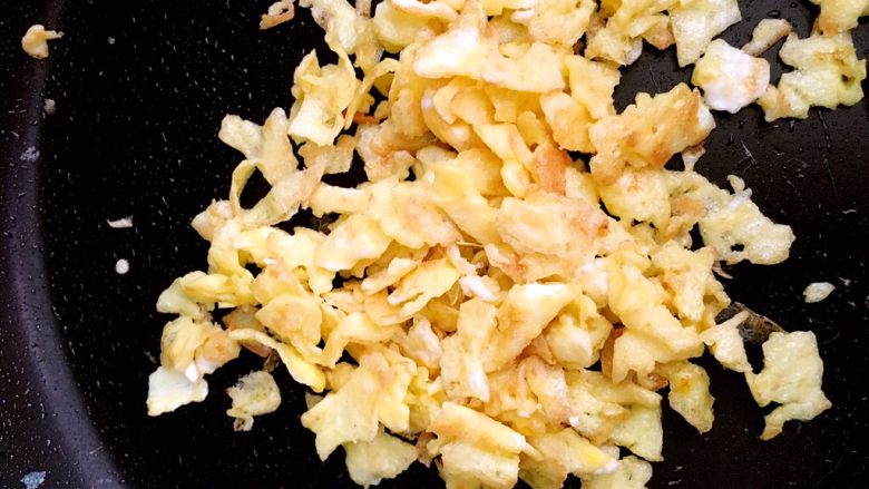 海鲜豆腐煲,#吊汤# 热锅倒油，油热后调中火，倒入蛋液炒鸡蛋。鸡蛋炒成金色，尽量把鸡蛋捣碎一些。吊汤的时候才能更容易出鲜味。