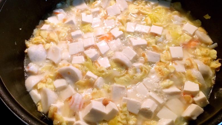 海鲜豆腐煲,这时的汤已经很鲜了，加入适量盐，根据自己的咸淡，一边尝一边加。
