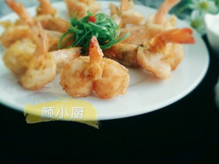 蝴蝶虾,这样炸不放调味料腌制，只有虾的鲜味，外层酥酥的，里面肉质鲜美。