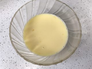 抹茶冰激凌夹心曲奇,鸡蛋和牛奶混合均匀