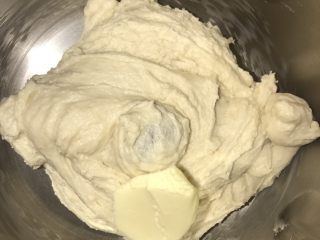 牛奶哈斯,揉成团后加入黄油，继续揉到扩展，拉开比较厚的膜。整个过程揉了不到四分钟。夏天揉面桶绑冰袋，空调房21度左右。
