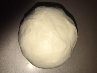 牛奶哈斯,滚圆后在28度左右的室温进行基础发酵，发酵时盖保鲜膜。