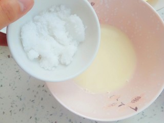 水果松饼,把白糖与牛奶搅拌均匀