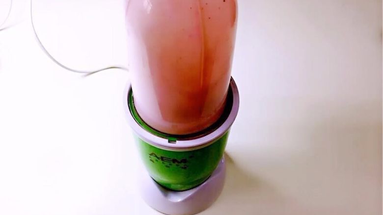 火龙果牛奶燕窝,将少许火龙果和<a style='color:red;display:inline-block;' href='/shicai/ 219'>牛奶</a>倒入榨汁机，按启动键。