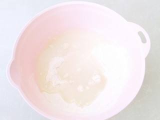 油酥糖饼,面粉中加入清水，盐，发酵粉混合。