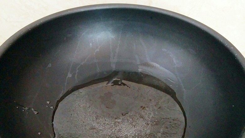 油酥糖饼,炒锅烧热倒入玉米油中火加热。