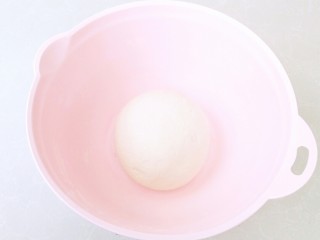 油酥糖饼,再次用力揉面5分钟左右，盖上保鲜膜进行发酵。