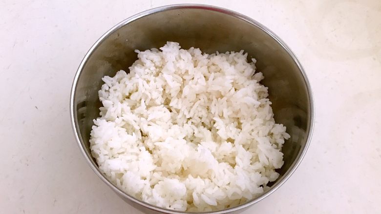 生菜饭包,晾稍微凉点后把米饭倒入一个大一点的盆里