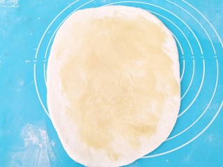 油酥糖饼,均匀的涂上一层油酥。
