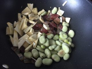 豆瓣春笋腊肉饭,放入切片的春笋（春笋要先焯水）和蚕豆翻炒