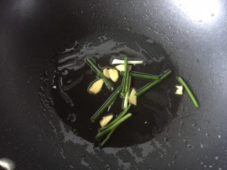 豆瓣春笋腊肉饭,倒出多余的猪油，利用锅里的余油，锅里热猪油后放入姜片和葱段煸香，然后取出姜片和葱段