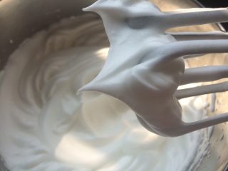 玉枕蛋糕,最后蛋白霜硬性发泡的状态，打蛋器提起，蛋白霜形成小尖沟即可。