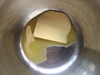 玉枕蛋糕,黄油隔热水融化成液体状态。