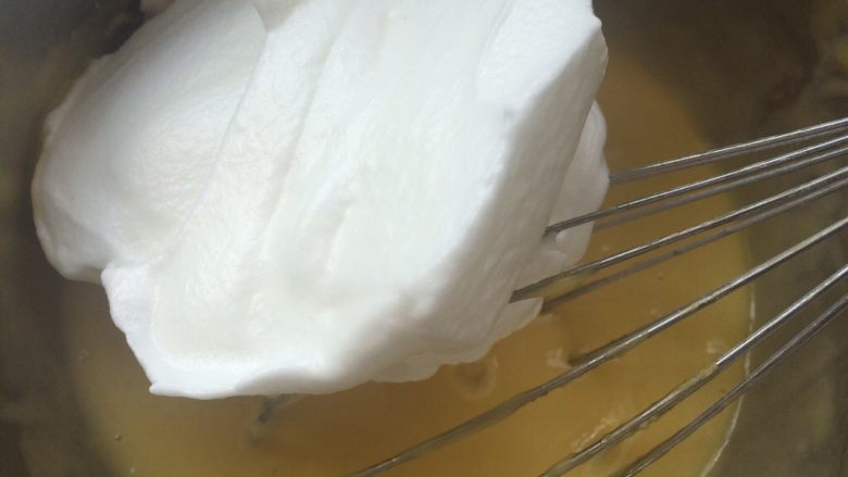 玉枕蛋糕,再把打好的蛋白霜取三分之一放入面糊中用切拌手法混合均匀。
