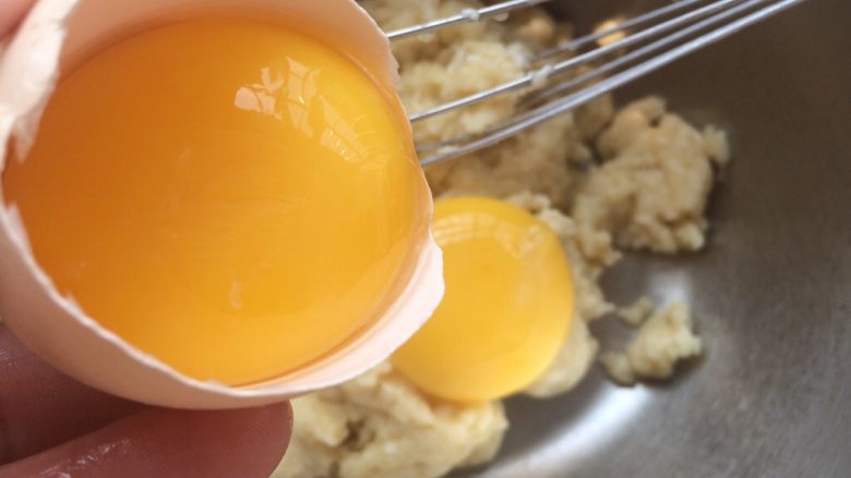 玉枕蛋糕,这时的面糊比较干，把<a style='color:red;display:inline-block;' href='/shicai/ 9'>鸡蛋</a>的蛋白蛋黄分开，蛋白放入干净的打蛋盆里，蛋黄放入面糊中轻轻搅拌混合均匀。