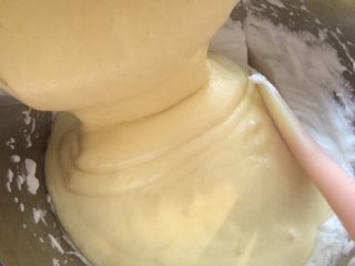 玉枕蛋糕,再把面糊倒入剩余的蛋白霜中，用切拌的手法或上下搅拌的手法混合均匀即可。