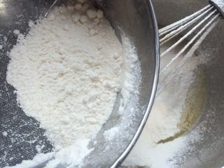 玉枕蛋糕,筛入低粉面粉和玉米淀粉，搅拌混合均匀。