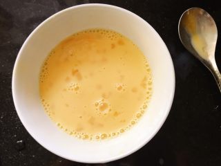 水果布丁吐司,鸡蛋打散，加入牛奶和些许蜂蜜搅拌均匀~