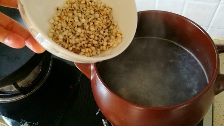 冬瓜海鲜排骨汤,9、	倒入薏米。