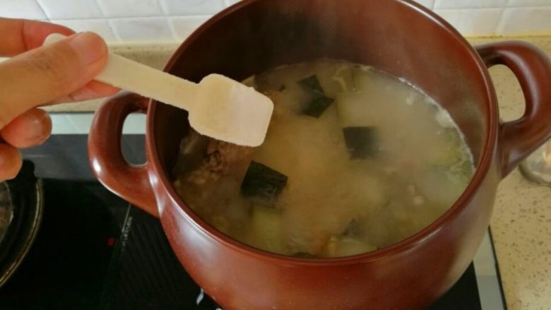冬瓜海鲜排骨汤,12、	加盖，煮至大开后约10分钟转中火，煲约60分钟，放适量的盐即可调味出锅