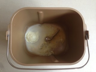 花辫豆沙面包,将水、鸡蛋液、糖、盐和奶粉放面包桶里。
