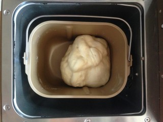 花辫豆沙面包,室温高，就不需要启动面包机的发酵功能，在室温下发酵40分钟。