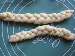 花辫豆沙面包,在发酵的时间将11克的面团搓长，每三条编成一个辫子，共做三条。
