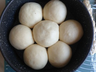 花辫豆沙面包,发酵好的面包胚表面涂上鸡蛋液。