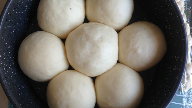 花辫豆沙面包,发酵好的面包胚表面涂上鸡蛋液。