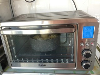 花辫豆沙面包,放入预热好上火165度，下火170度的烤箱下层，烘烤25分钟左右。