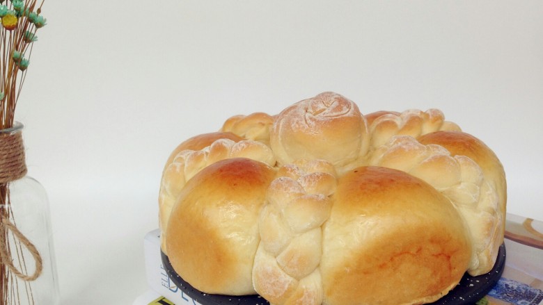 花辫豆沙面包,烘烤好的面包取出，放晾架上晾凉即可。