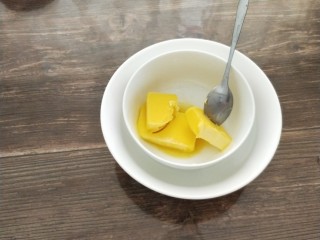 南瓜酸奶慕斯,黄油隔水溶化（大碗中放的是开水）