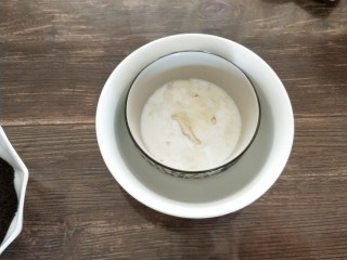 南瓜酸奶慕斯,吉利丁粉15g倒入70g牛奶中，同样隔水溶化