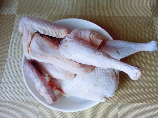 家常红烧鸡块,首先将母鸡清洗干净。