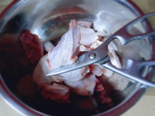 家常红烧鸡块,用食品简单把鸡剪小块，用剪刀剪比刀切的方便呦！