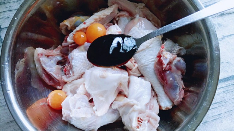家常红烧鸡块,将剪好的鸡块放入容器中，再次用清水冲洗干净，淋干水份。
调腌料；首先加入耗油。