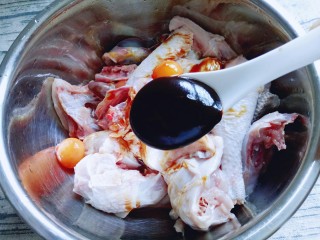 家常红烧鸡块,再加入海鲜酱。