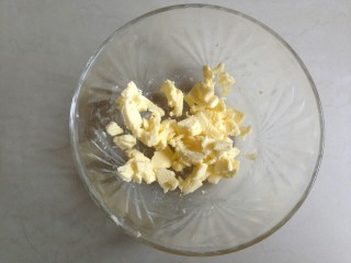 法式咸派,黄油切成小粒状软化。
