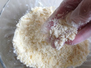 法式咸派,用双手将面粉和黄油一起搓成粗玉米状。