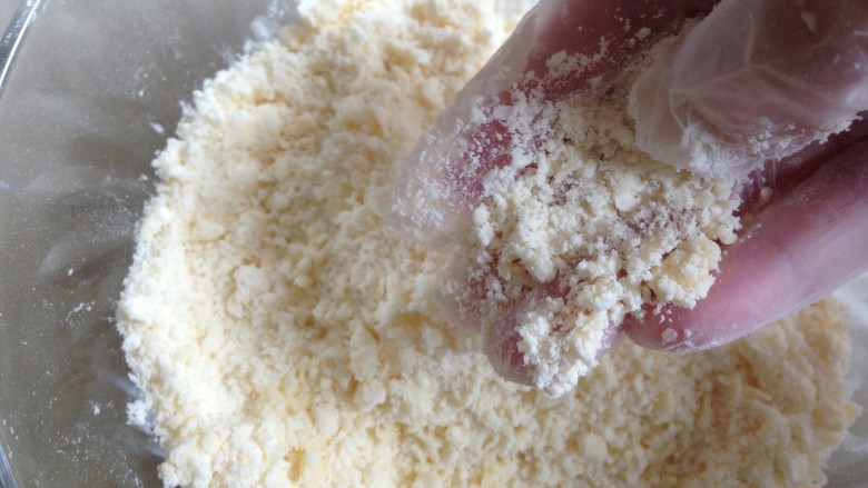 法式咸派,用双手将面粉和黄油一起搓成粗玉米状。
