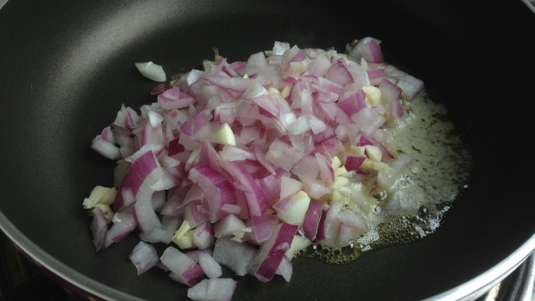 法式咸派,热锅，下有盐黄油，黄油融化后放入蒜茸和洋葱碎，炒出香味。