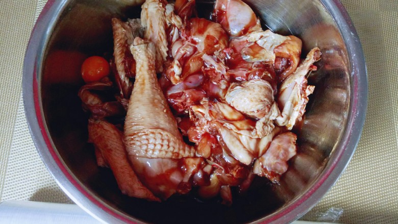 家常红烧鸡块,抓拌均匀的鸡块，盖上盖子或者保鲜膜，放入冰箱腌制45分钟。