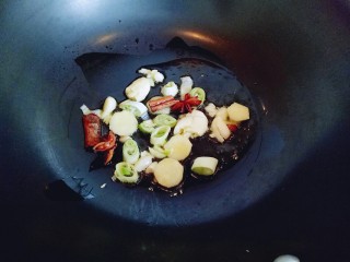 家常红烧鸡块,锅中加入油，把葱姜蒜，八角，桂皮放入锅中炒出香味。