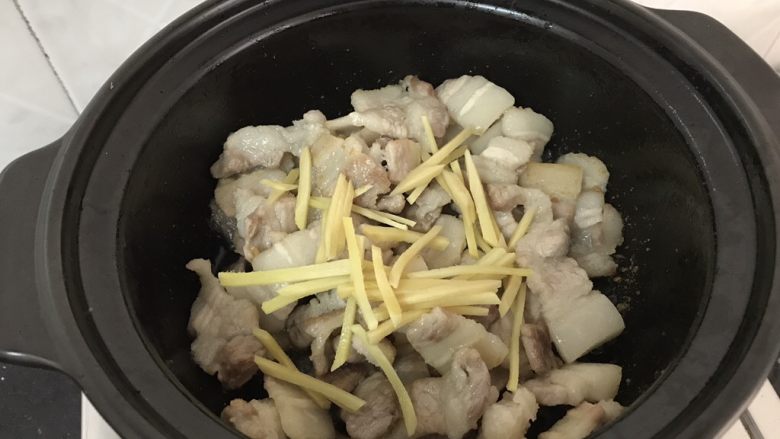简简单单，咸鱼白菜也好好味
咸鱼花肉煲,看到五花肉微黄并明显收紧，锅底存油时，把姜丝加入并炒出香味