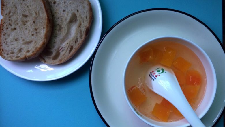 养颜木瓜炖雪燕,早餐来一碗，加两片面包。