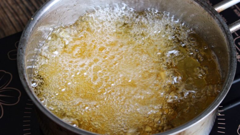 猪排饭,油温6成热时放入猪排炸至微黄捞出，等到油温升至8成热时再快速复炸一次即可。