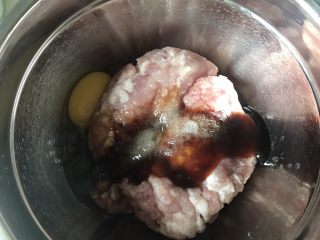 榨菜鲜肉月饼,肉末放入盆中，加入耗油，盐，鸡蛋一个，生抽搅拌