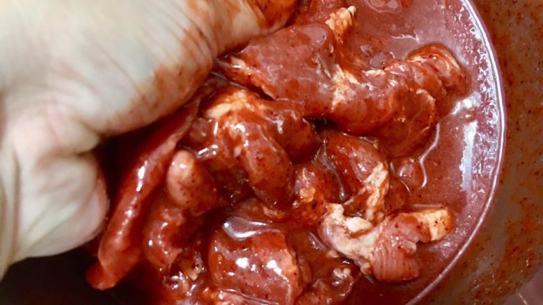 酥炸紅糟燒肉,再將鍋內的豬肉抓醃，此步驟可以讓肉質更柔軟好吃