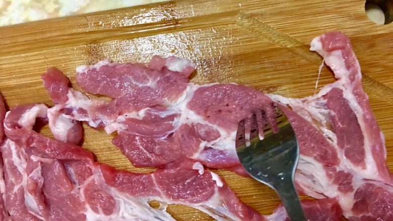 酥炸紅糟燒肉,用叉子在梅花豬肉上刺孔，這樣可以使肉吸收更多的醬汁